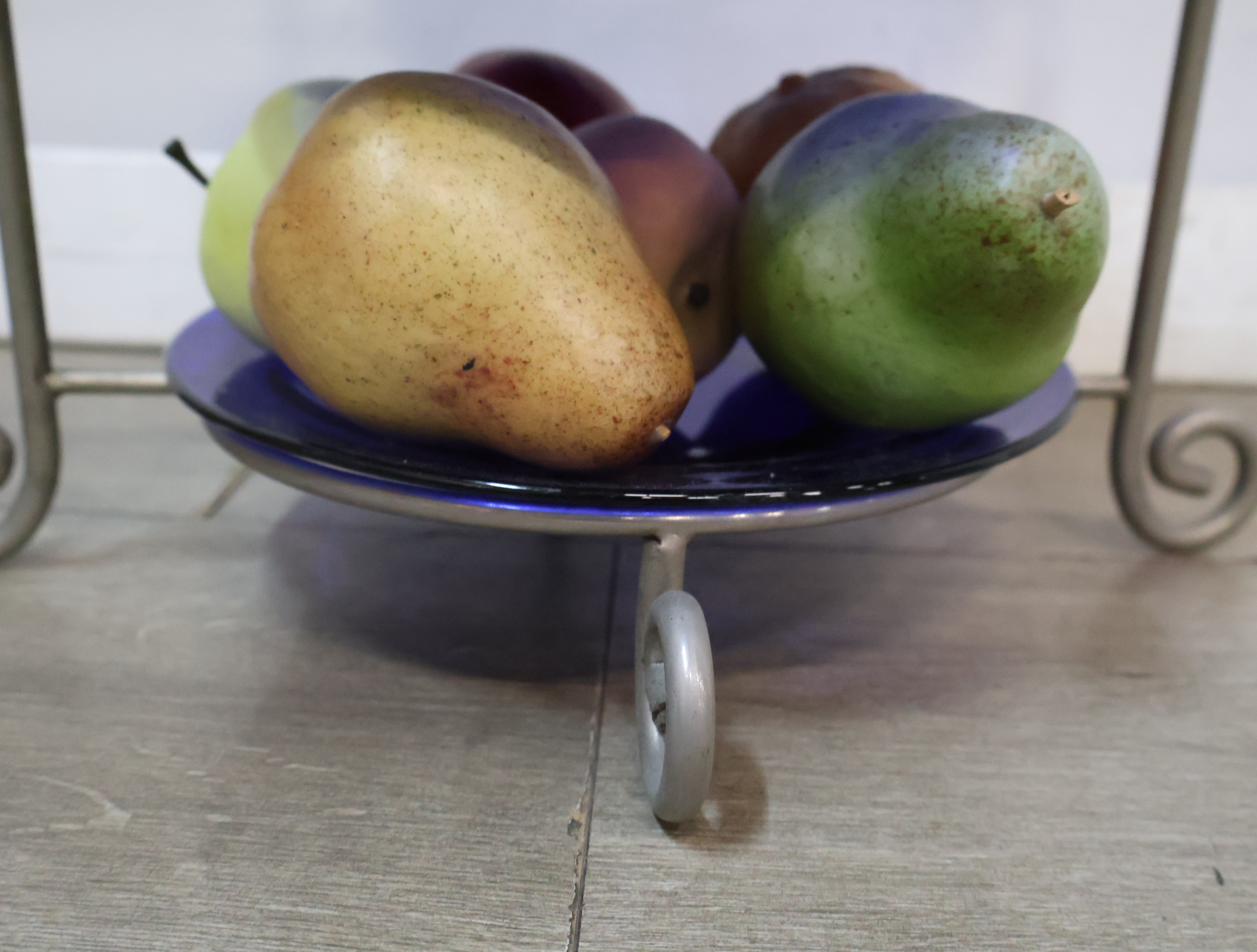 Drie-etalage fruit schaal op metalen standaard – foto 6 – kavel bij GSD Auctions, Zoeterwoude