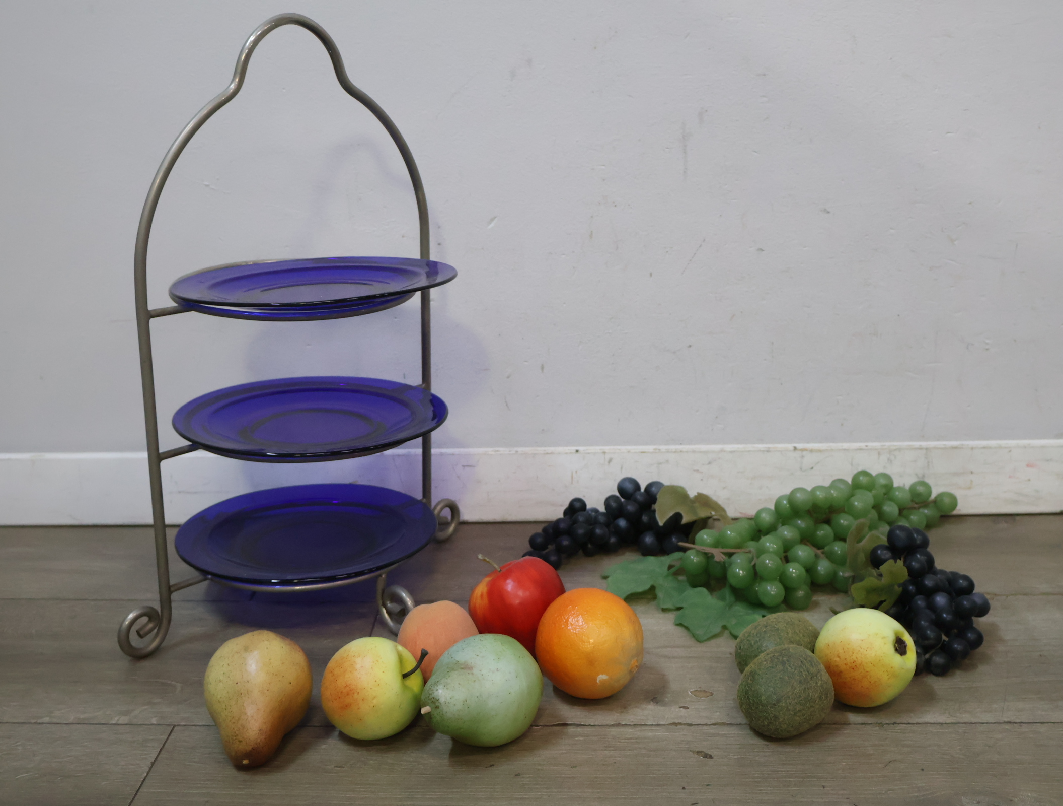 Drie-etalage fruit schaal op metalen standaard – foto 7 – kavel bij GSD Auctions, Zoeterwoude