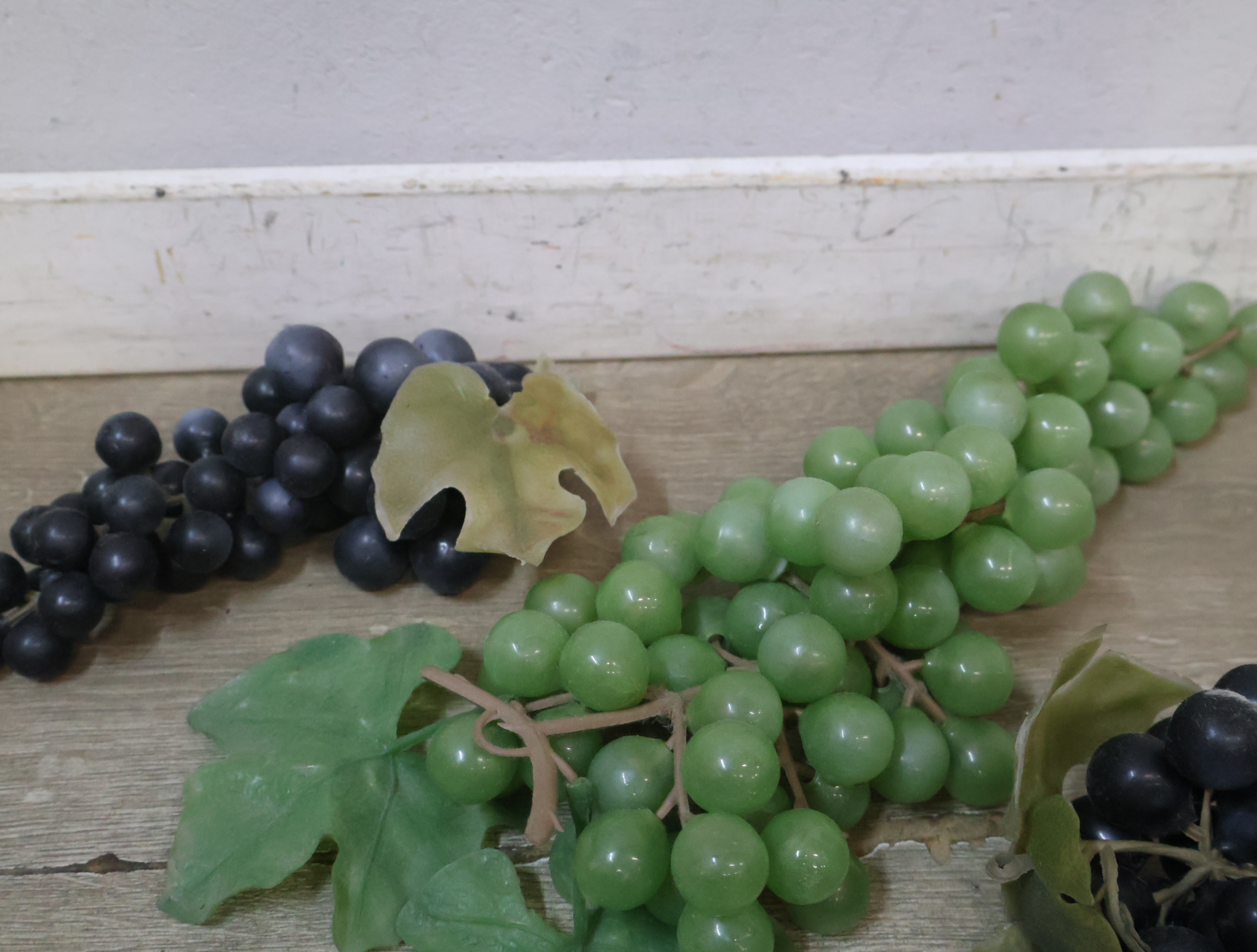 Drie-etalage fruit schaal op metalen standaard – foto 9 – kavel bij GSD Auctions, Zoeterwoude