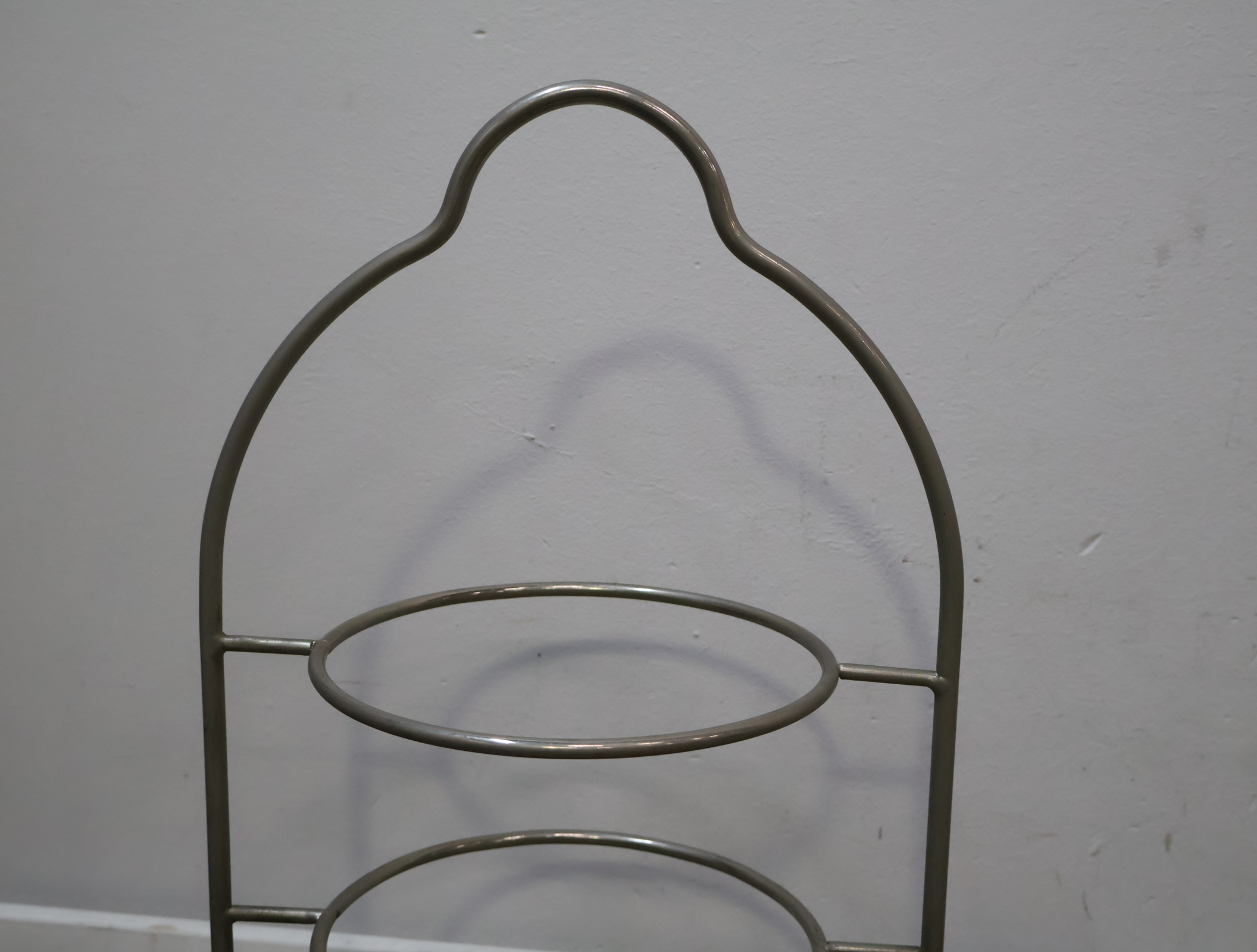 Drie-etalage fruit schaal op metalen standaard – foto 11 – kavel bij GSD Auctions, Zoeterwoude