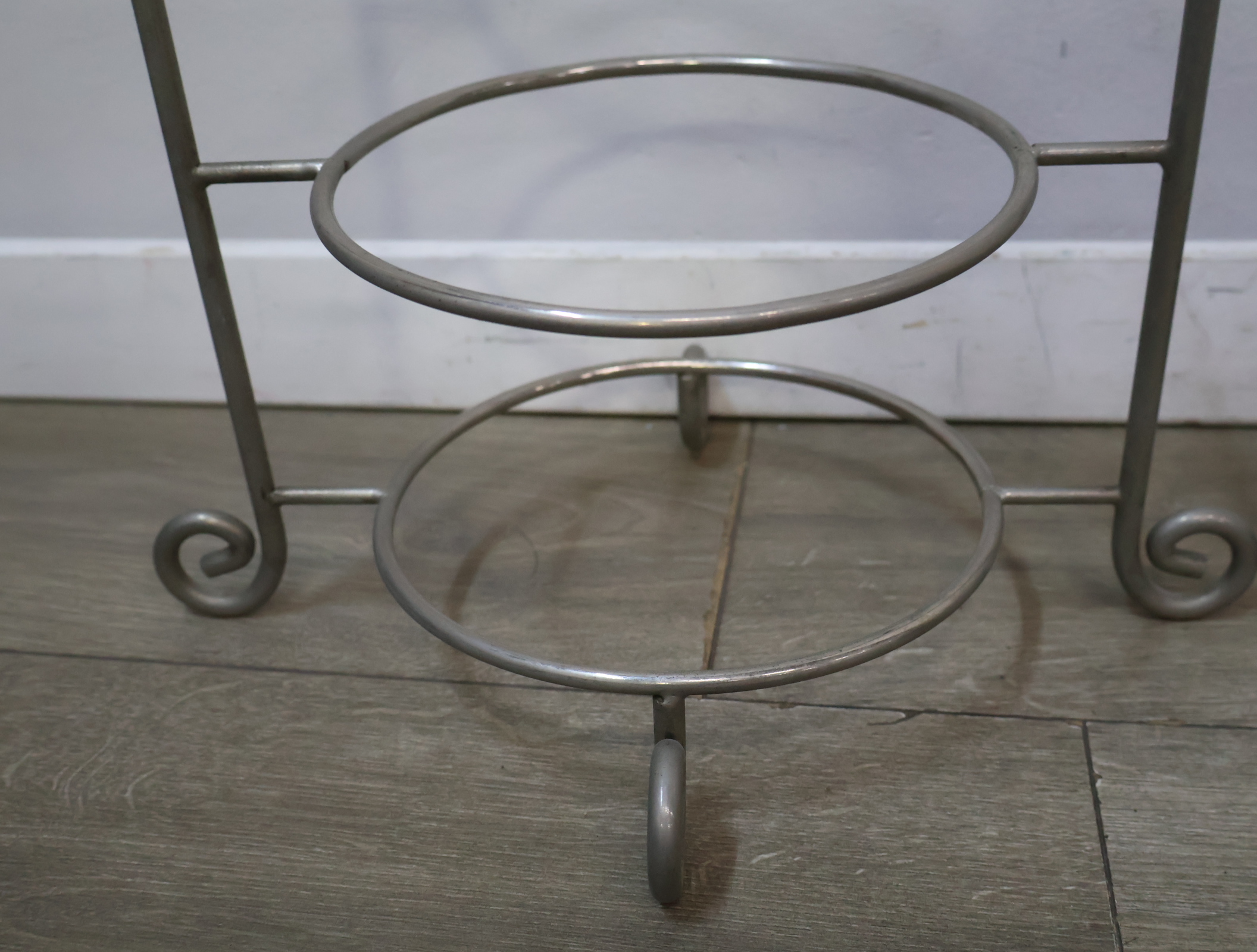 Drie-etalage fruit schaal op metalen standaard – foto 12 – kavel bij GSD Auctions, Zoeterwoude