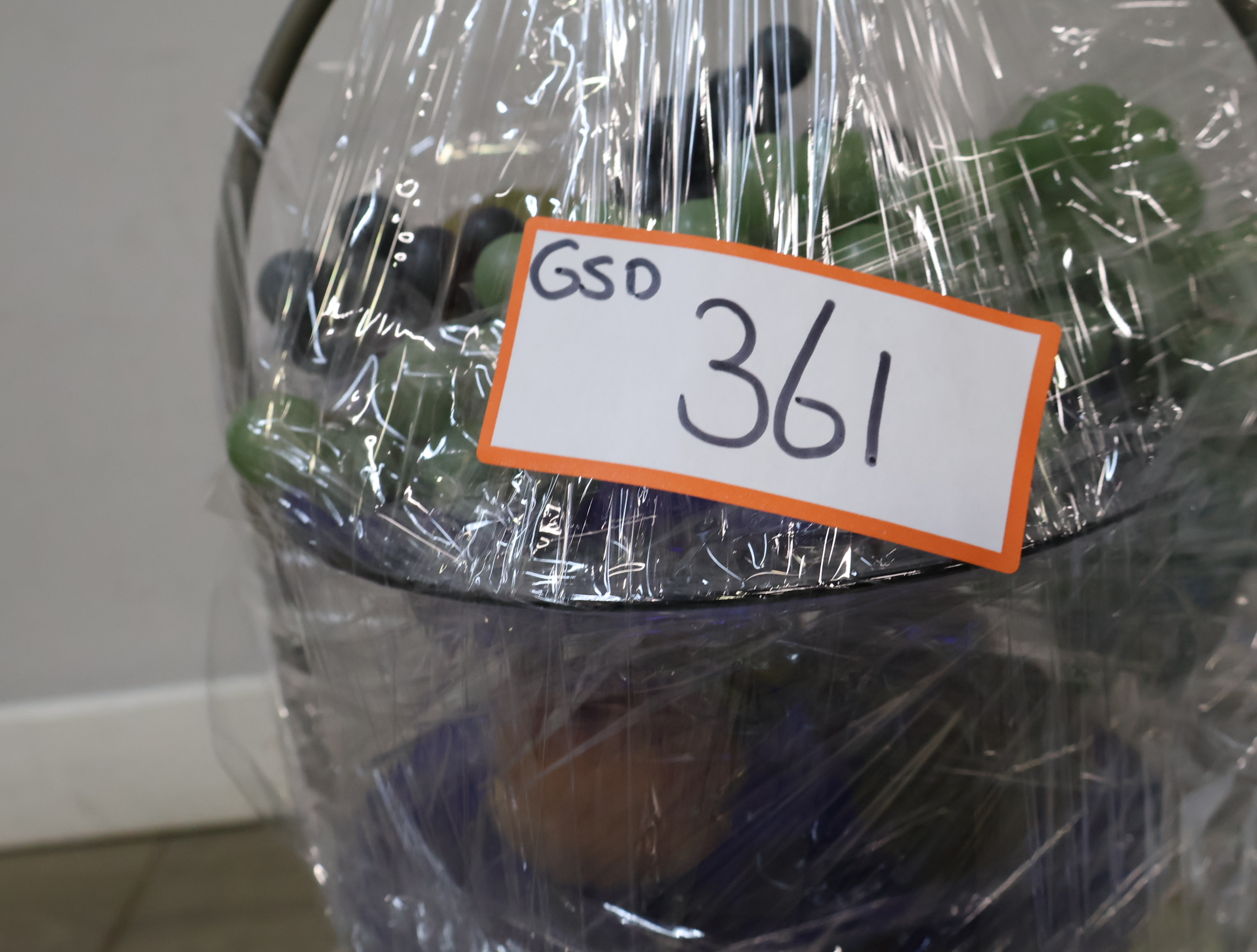 Drie-etalage fruit schaal op metalen standaard – foto 17 – kavel bij GSD Auctions, Zoeterwoude