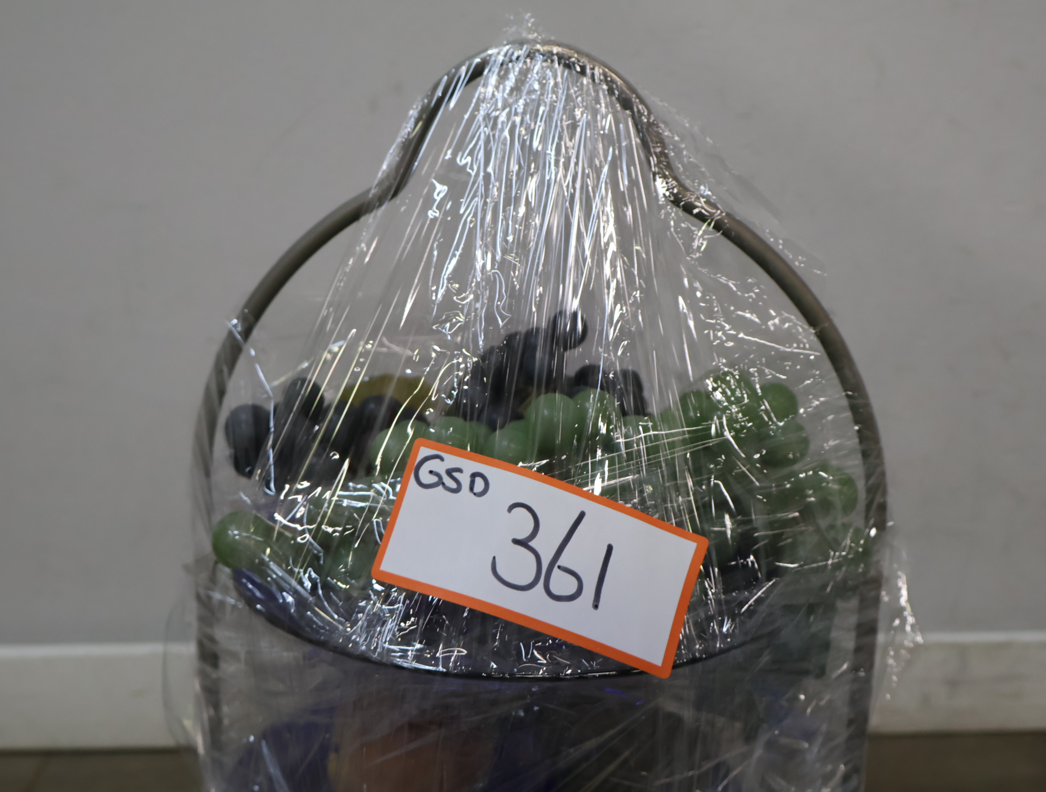 Drie-etalage fruit schaal op metalen standaard – foto 18 – kavel bij GSD Auctions, Zoeterwoude