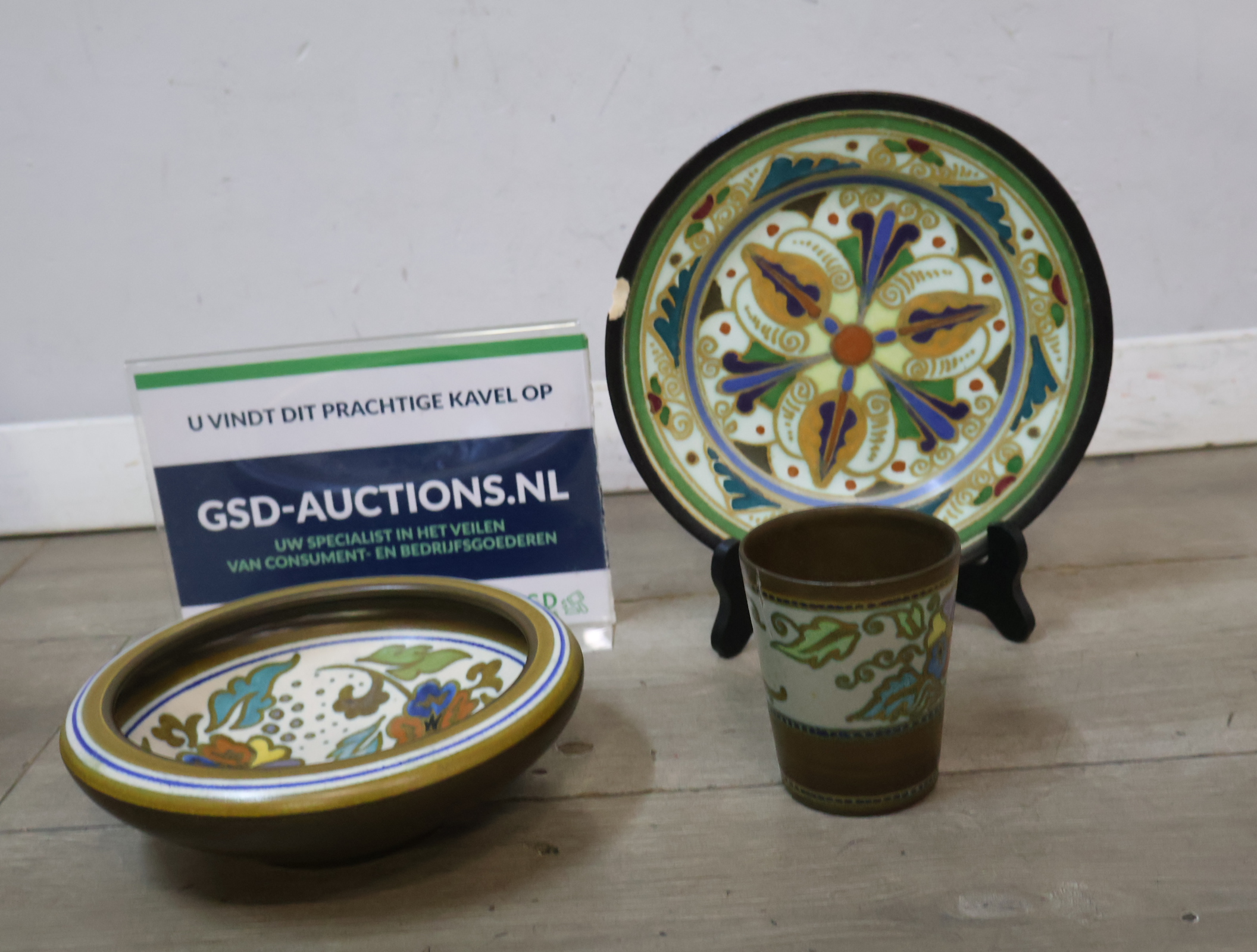 Set decoratief aardewerk met bord en beker – foto 2 – kavel bij GSD Auctions, Zoeterwoude