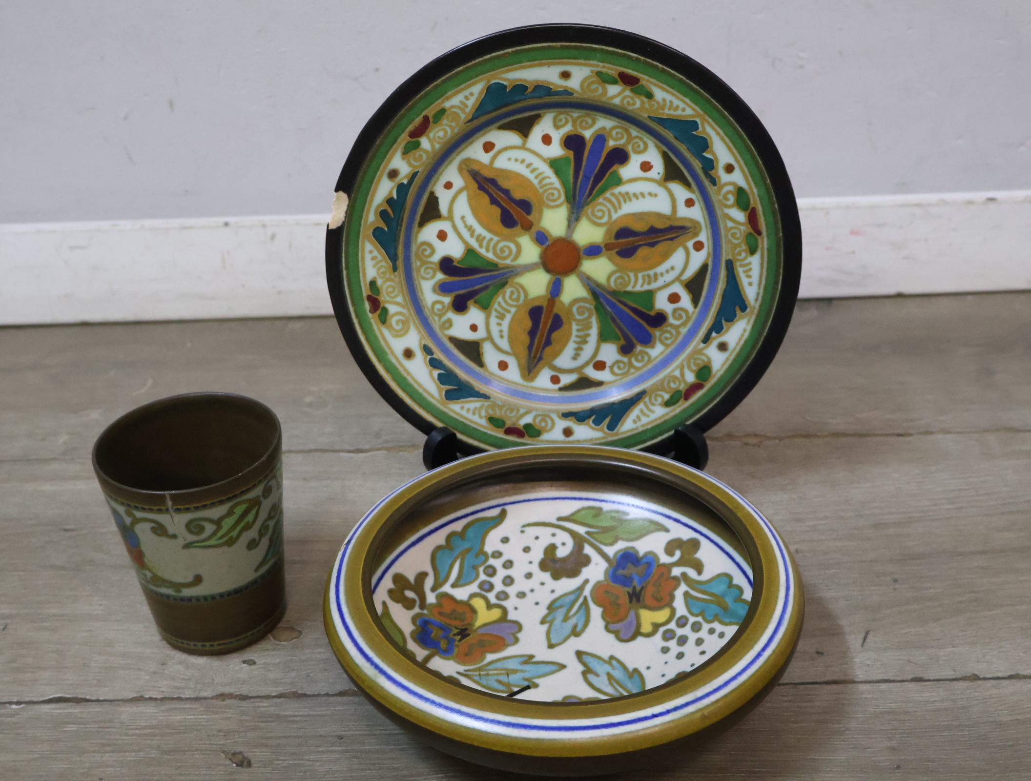 Set decoratief aardewerk met bord en beker – foto 3 – kavel bij GSD Auctions, Zoeterwoude