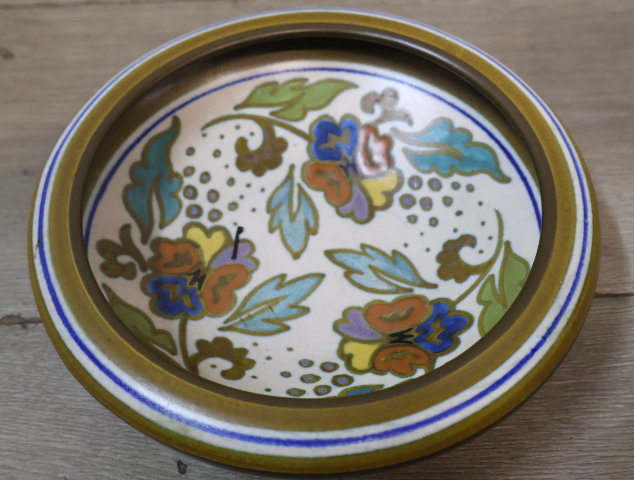 Set decoratief aardewerk met bord en beker – foto 4 – kavel bij GSD Auctions, Zoeterwoude