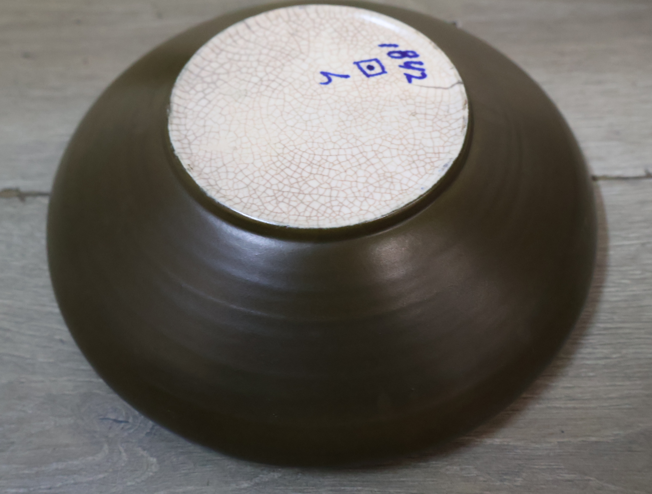 Set decoratief aardewerk met bord en beker – foto 6 – kavel bij GSD Auctions, Zoeterwoude