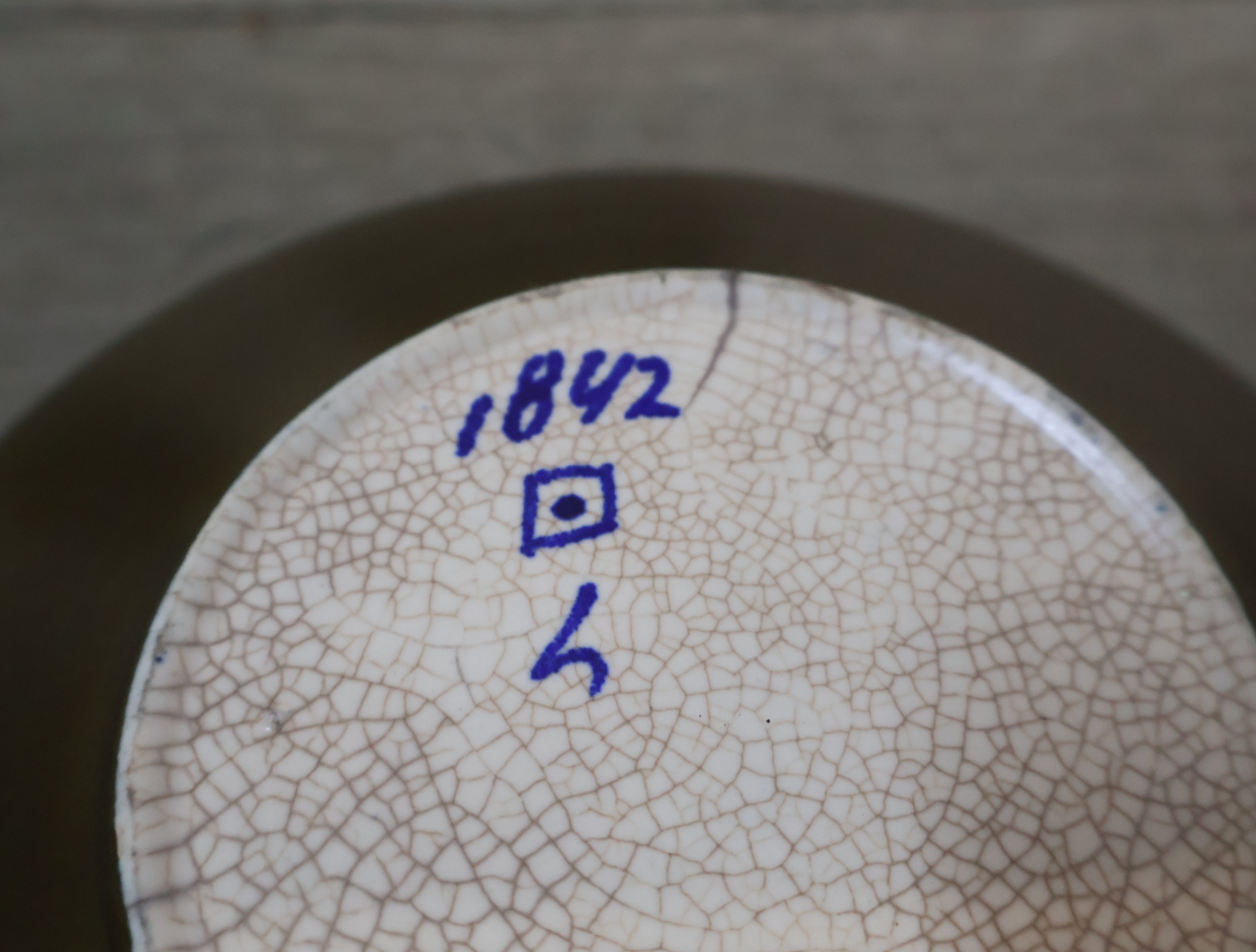 Set decoratief aardewerk met bord en beker – foto 7 – kavel bij GSD Auctions, Zoeterwoude