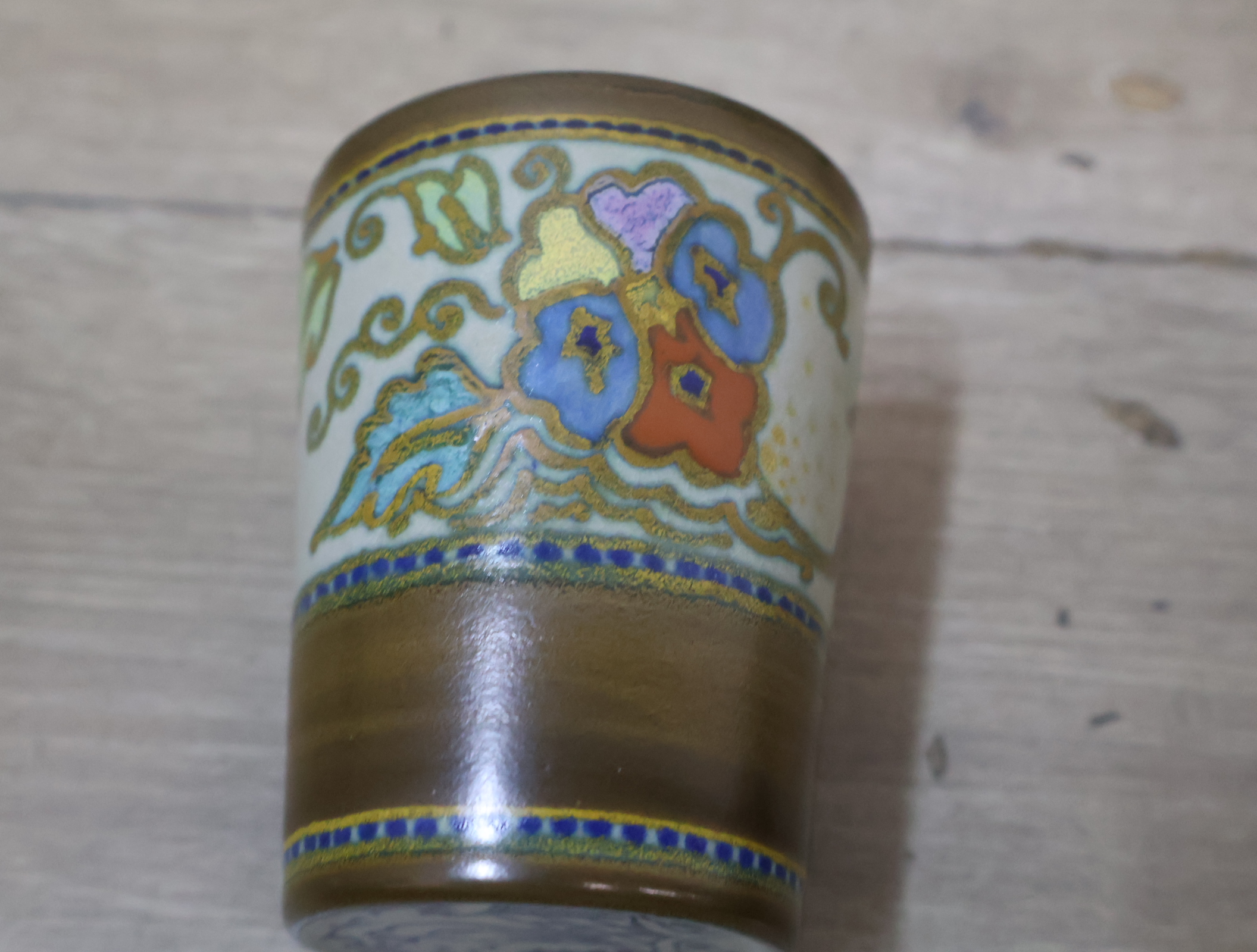 Set decoratief aardewerk met bord en beker – foto 8 – kavel bij GSD Auctions, Zoeterwoude