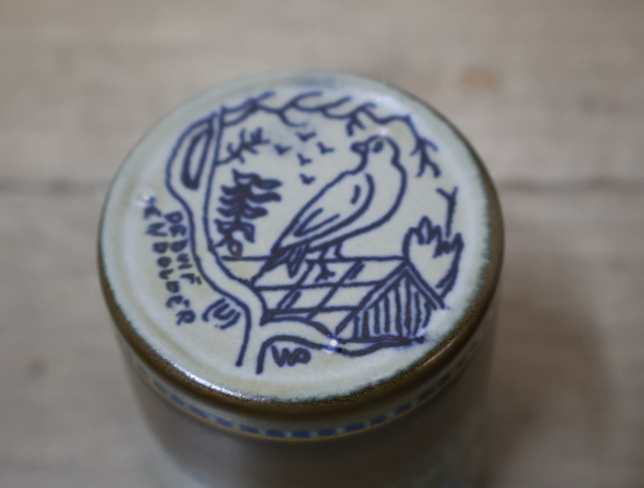Set decoratief aardewerk met bord en beker – foto 9 – kavel bij GSD Auctions, Zoeterwoude