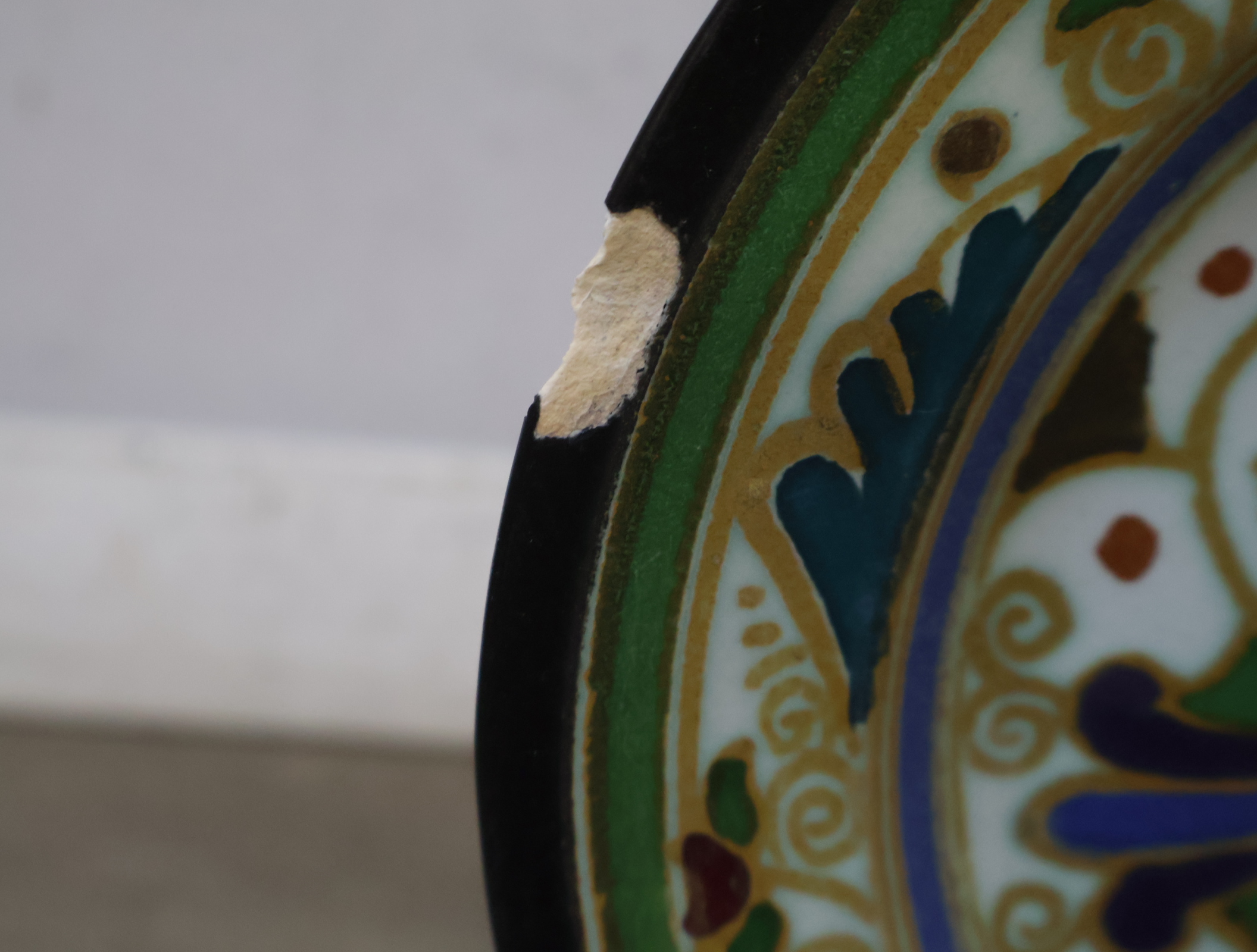 Set decoratief aardewerk met bord en beker – foto 12 – kavel bij GSD Auctions, Zoeterwoude
