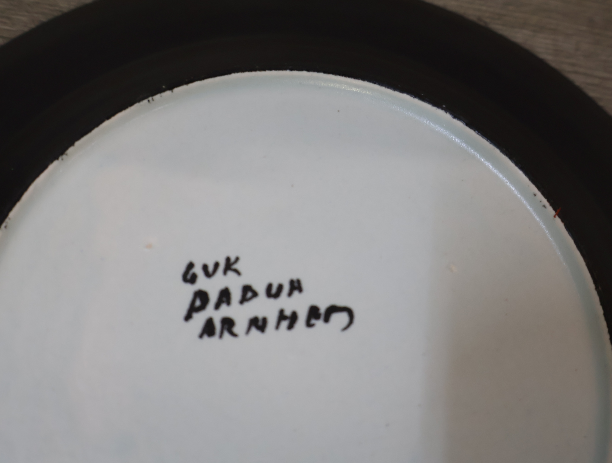 Set decoratief aardewerk met bord en beker – foto 14 – kavel bij GSD Auctions, Zoeterwoude