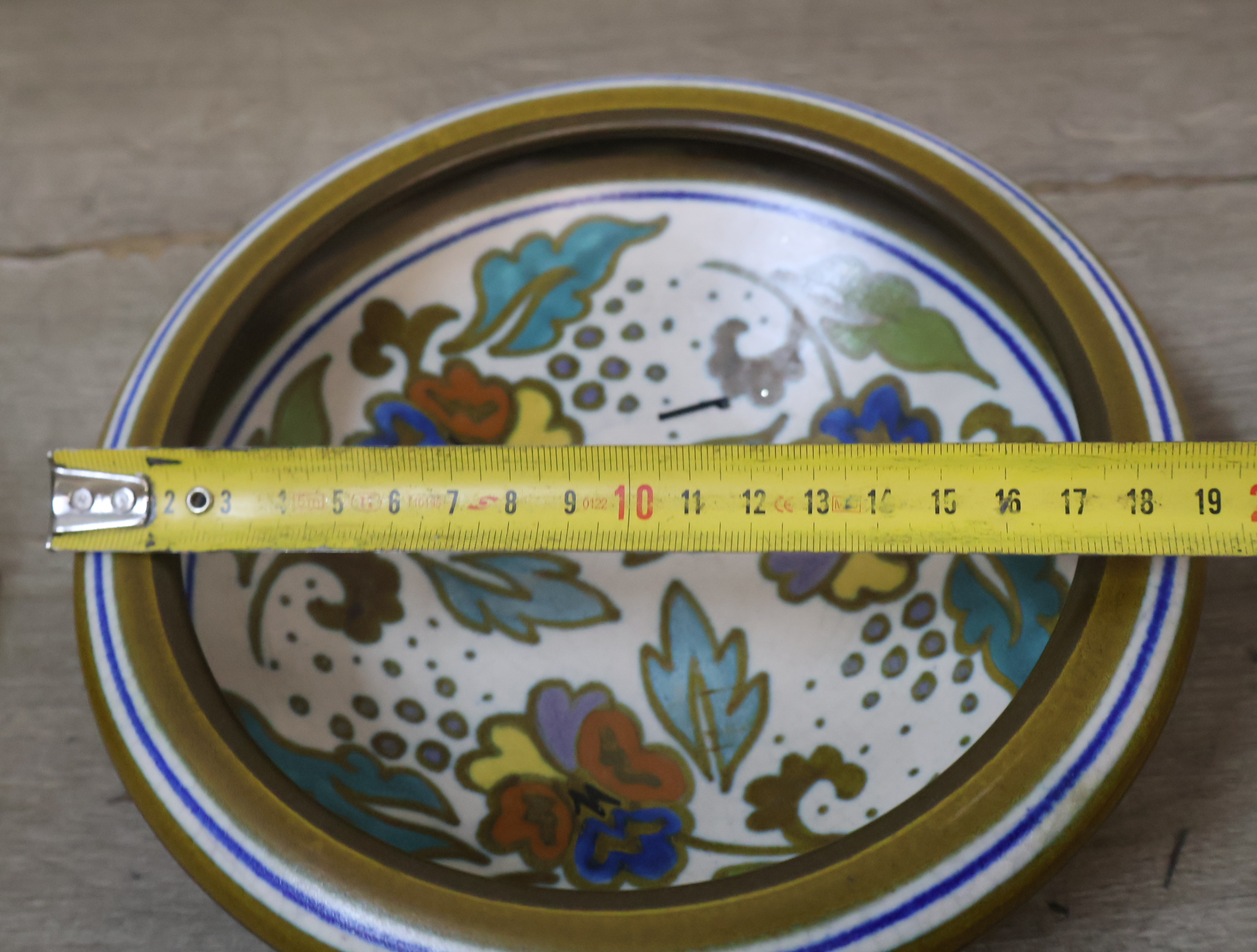 Set decoratief aardewerk met bord en beker – foto 17 – kavel bij GSD Auctions, Zoeterwoude