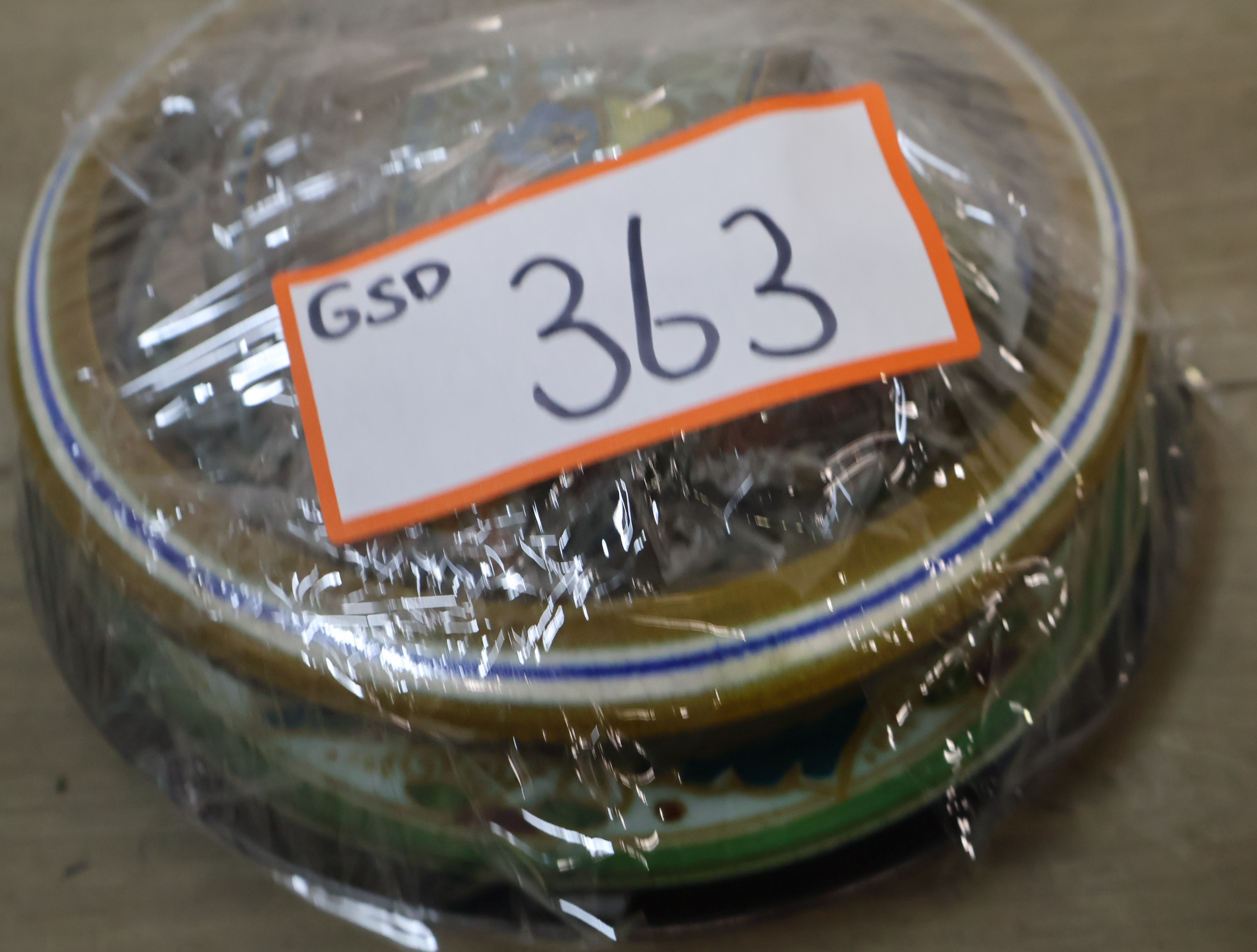 Set decoratief aardewerk met bord en beker – foto 18 – kavel bij GSD Auctions, Zoeterwoude