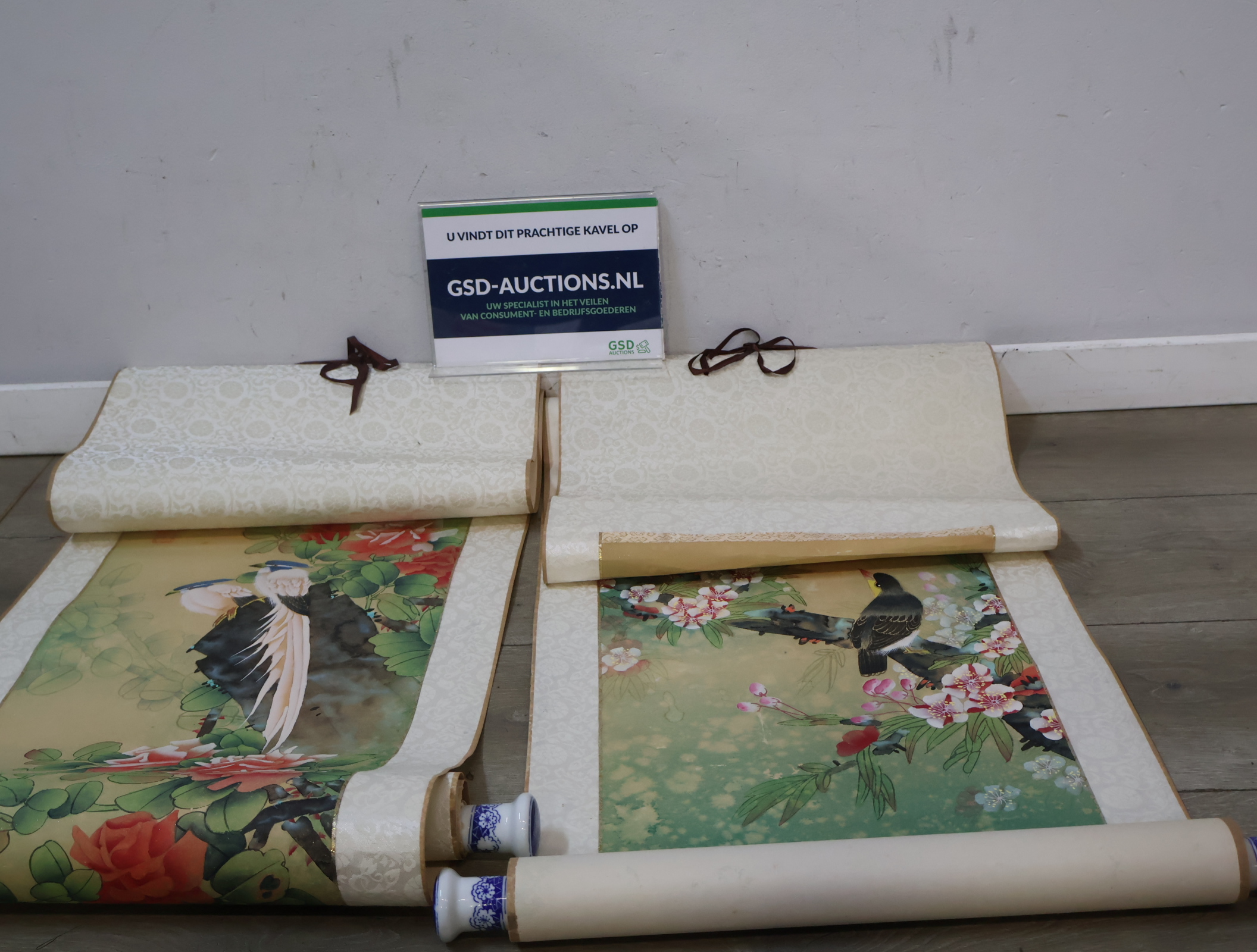 Set van twee traditionele Aziatische decoratieve wandrollen met vogelmotief – foto 2 – kavel bij GSD Auctions, Zoeterwoude