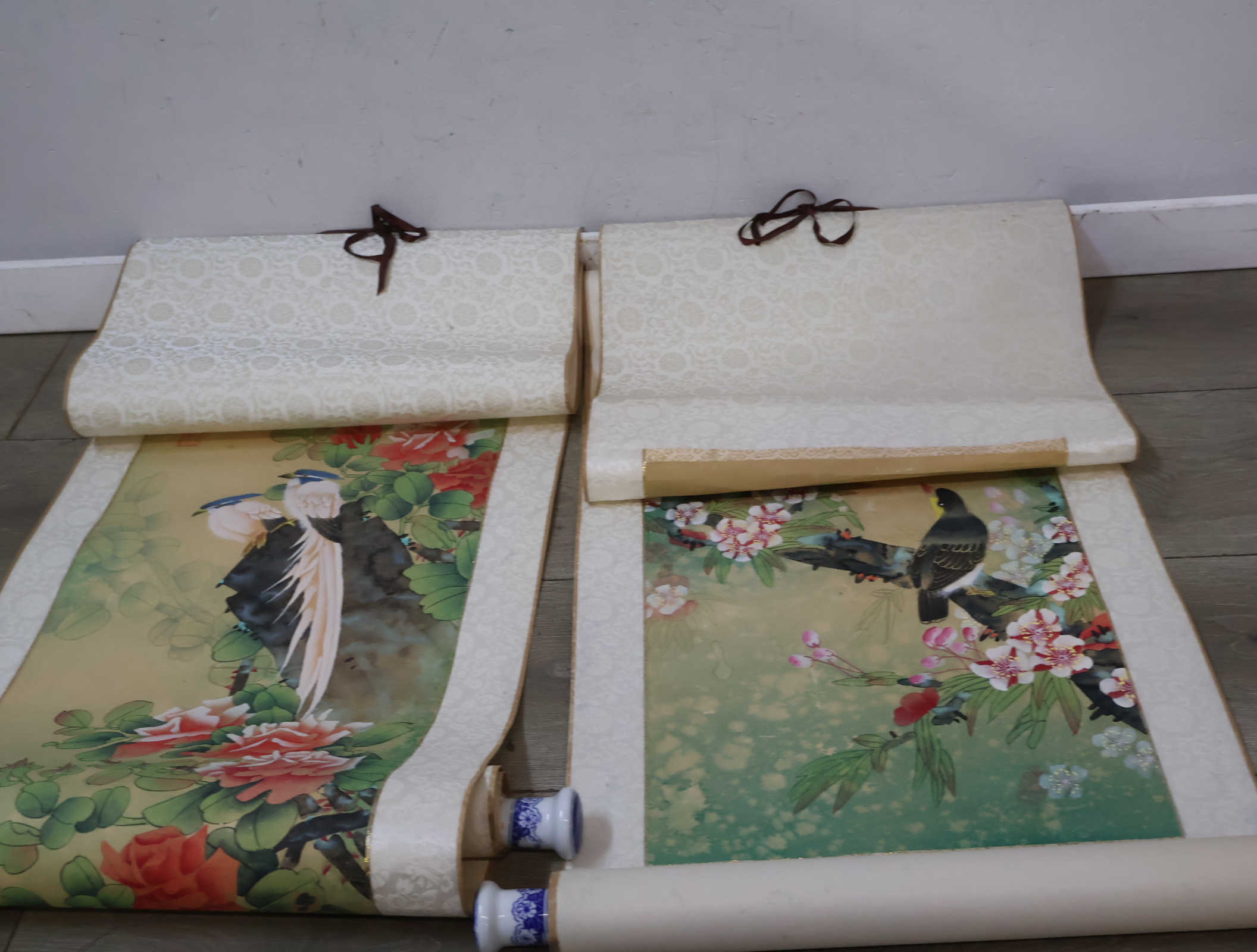 Set van twee traditionele Aziatische decoratieve wandrollen met vogelmotief – foto 3 – kavel bij GSD Auctions, Zoeterwoude
