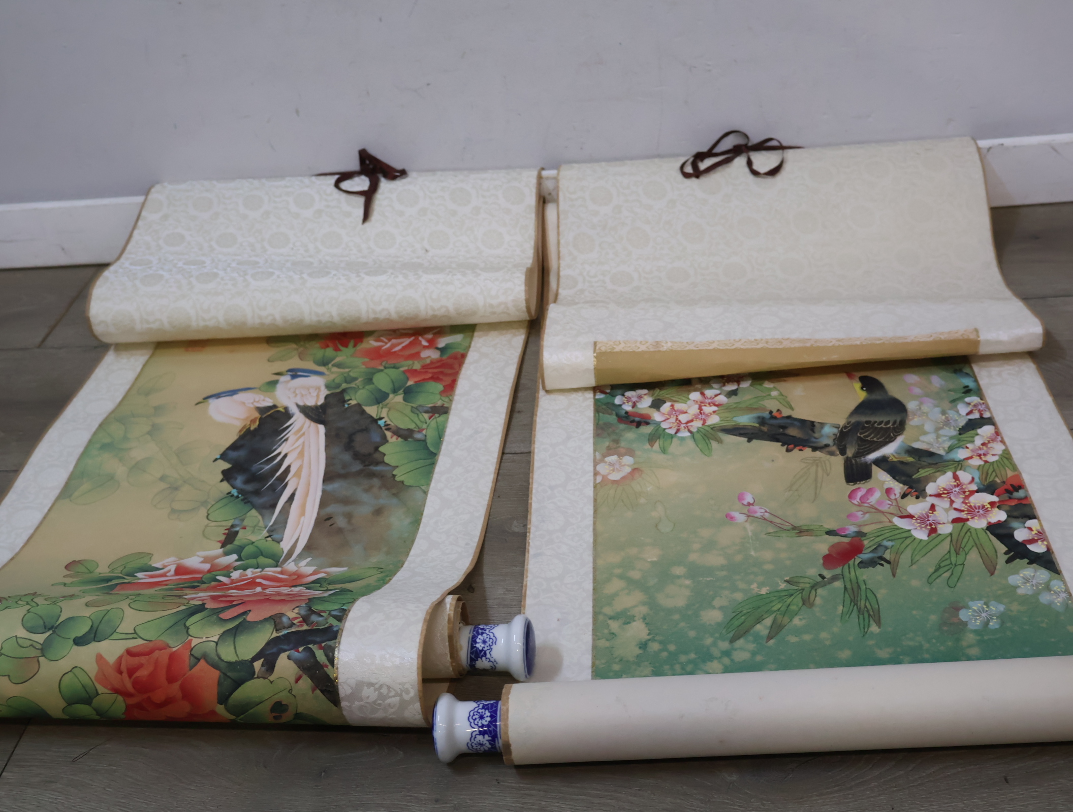 Set van twee traditionele Aziatische decoratieve wandrollen met vogelmotief – foto 4 – kavel bij GSD Auctions, Zoeterwoude