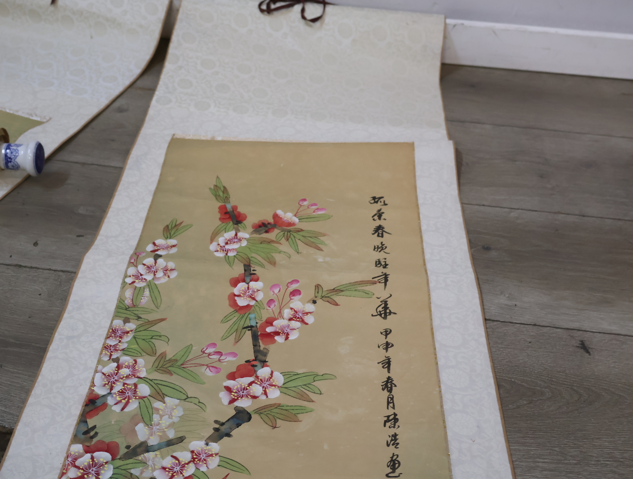Set van twee traditionele Aziatische decoratieve wandrollen met vogelmotief – foto 14 – kavel bij GSD Auctions, Zoeterwoude