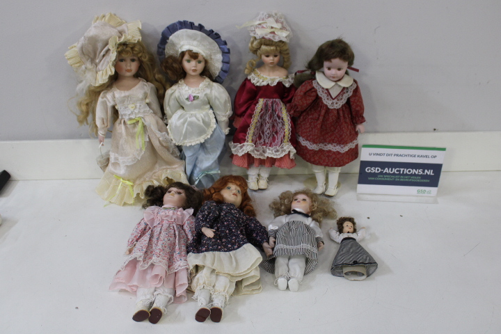 Set van acht vintage porseleinen poppen met kleding – foto 2 – kavel bij GSD Auctions, Zoeterwoude