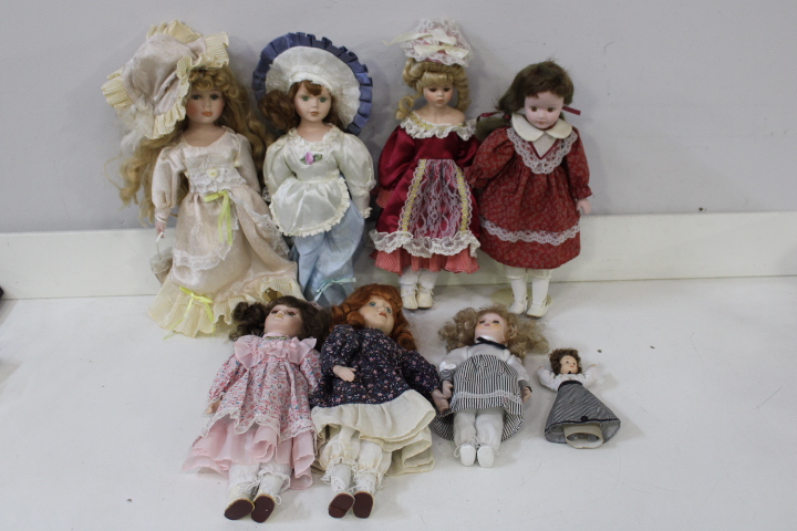 Set van acht vintage porseleinen poppen met kleding – foto 3 – kavel bij GSD Auctions, Zoeterwoude