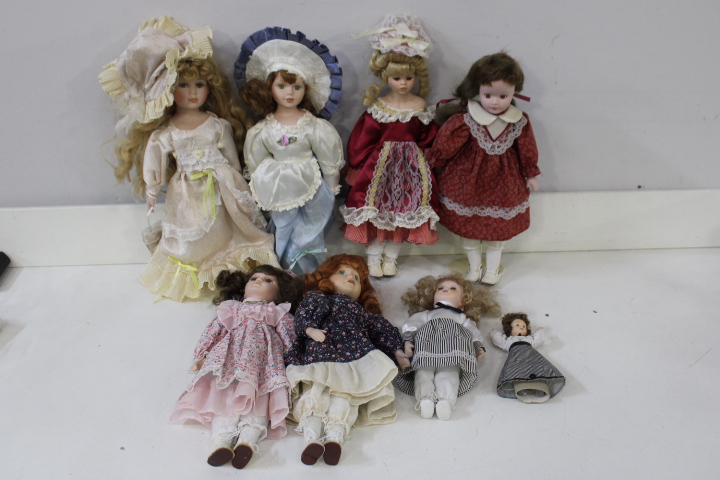 Set van acht vintage porseleinen poppen met kleding – foto 4 – kavel bij GSD Auctions, Zoeterwoude
