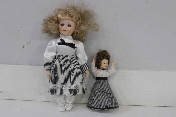 Set van acht vintage porseleinen poppen met kleding – foto 6 – kavel bij GSD Auctions, Zoeterwoude