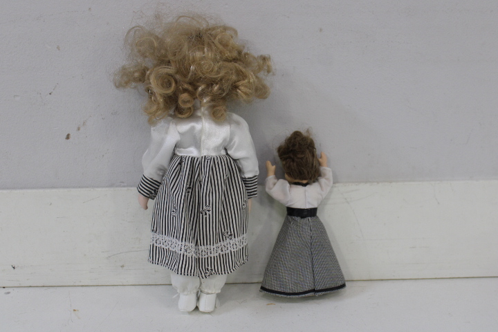 Set van acht vintage porseleinen poppen met kleding – foto 7 – kavel bij GSD Auctions, Zoeterwoude