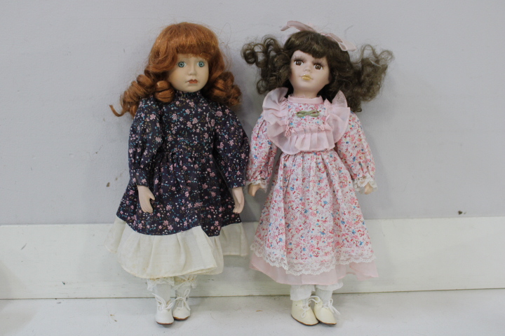 Set van acht vintage porseleinen poppen met kleding – foto 8 – kavel bij GSD Auctions, Zoeterwoude