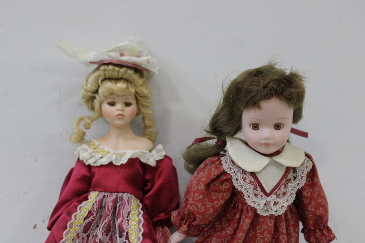 Set van acht vintage porseleinen poppen met kleding – foto 12 – kavel bij GSD Auctions, Zoeterwoude