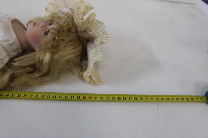 Set van acht vintage porseleinen poppen met kleding – foto 17 – kavel bij GSD Auctions, Zoeterwoude