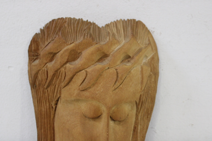 Houten wandsculptuur van een gezicht – foto 4 – kavel bij GSD Auctions, Zoeterwoude