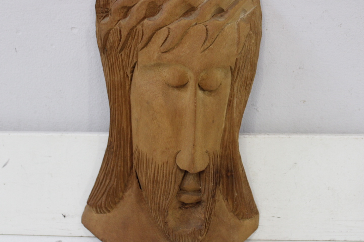 Houten wandsculptuur van een gezicht – foto 6 – kavel bij GSD Auctions, Zoeterwoude