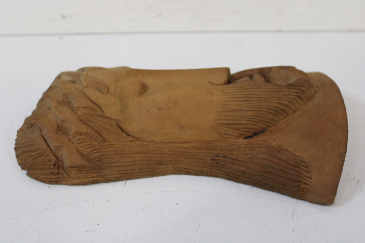 Houten wandsculptuur van een gezicht – foto 8 – kavel bij GSD Auctions, Zoeterwoude