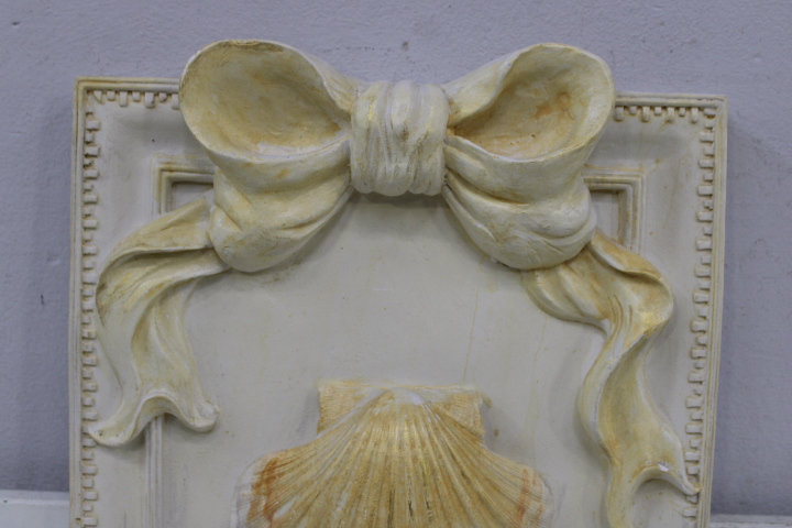 Decoratief wandpaneel met strik en schelp – foto 5 – kavel bij GSD Auctions, Zoeterwoude