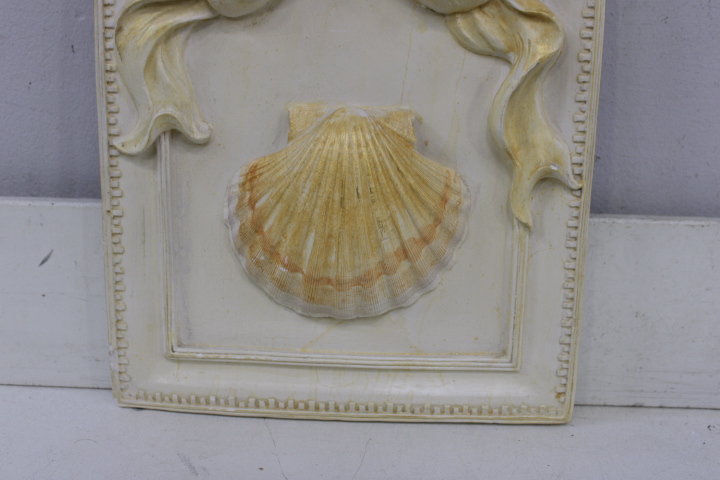 Decoratief wandpaneel met strik en schelp – foto 6 – kavel bij GSD Auctions, Zoeterwoude