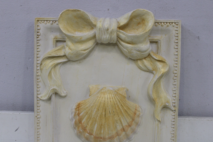Decoratief wandpaneel met strik en schelp – foto 7 – kavel bij GSD Auctions, Zoeterwoude