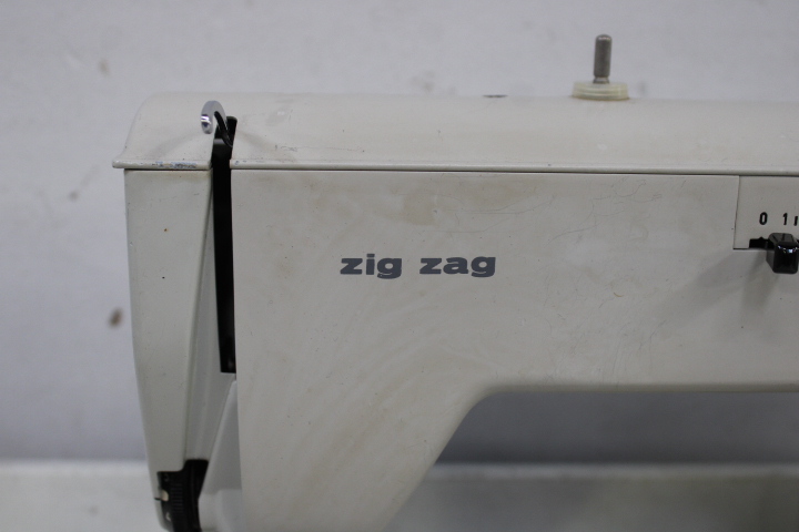 Elna Zig Zag Naaimachine met Koffer – foto 8 – kavel bij GSD Auctions, Zoeterwoude