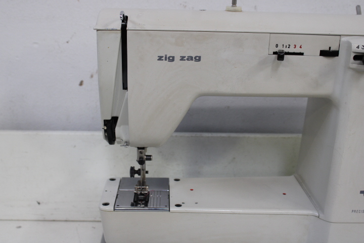 Elna Zig Zag Naaimachine met Koffer – foto 11 – kavel bij GSD Auctions, Zoeterwoude