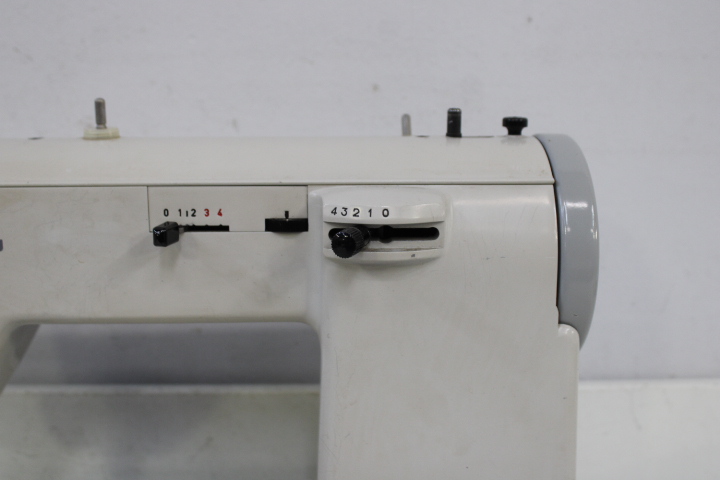 Elna Zig Zag Naaimachine met Koffer – foto 12 – kavel bij GSD Auctions, Zoeterwoude
