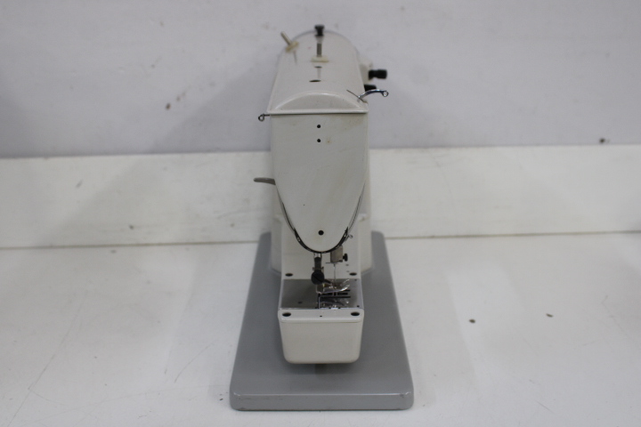 Elna Zig Zag Naaimachine met Koffer – foto 19 – kavel bij GSD Auctions, Zoeterwoude