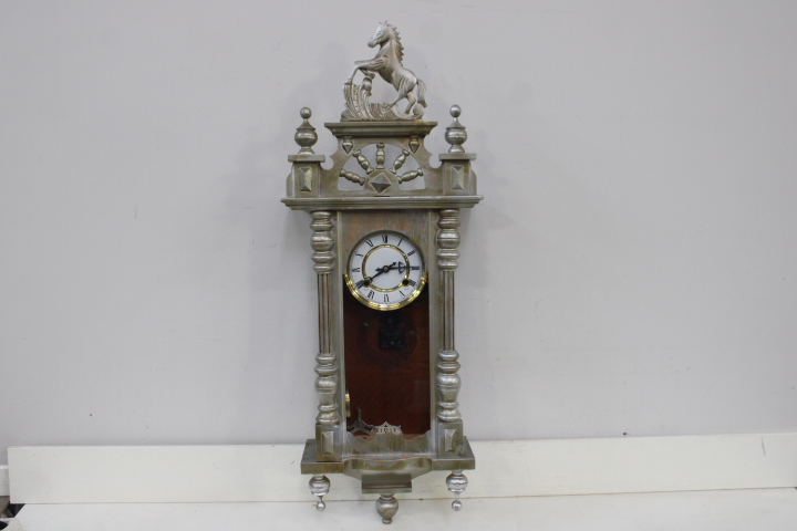 Houten wandklok met paardenornament – foto 3 – kavel bij GSD Auctions, Zoeterwoude