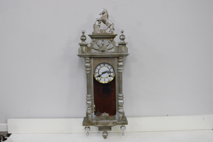 Houten wandklok met paardenornament – foto 4 – kavel bij GSD Auctions, Zoeterwoude