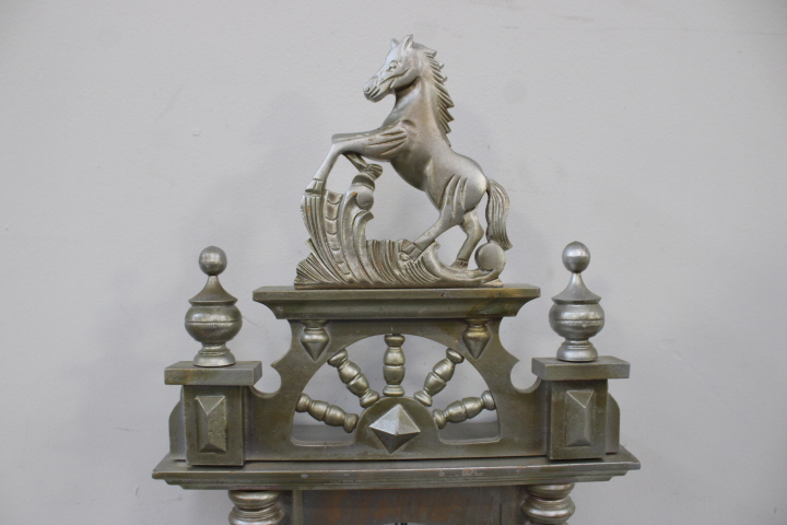 Houten wandklok met paardenornament – foto 5 – kavel bij GSD Auctions, Zoeterwoude