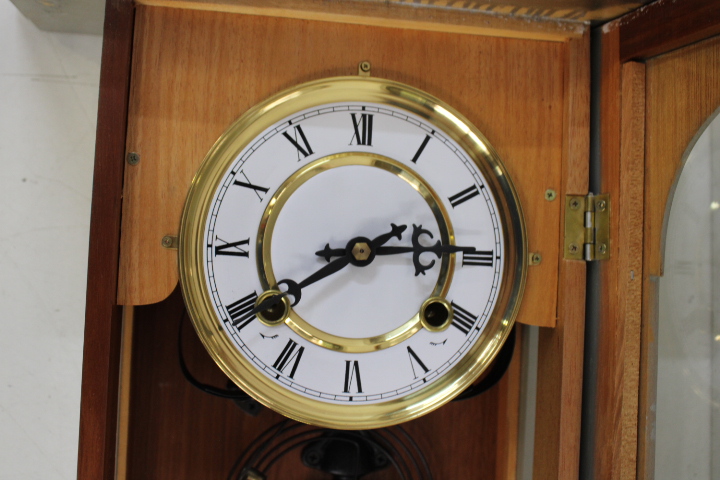 Houten wandklok met paardenornament – foto 11 – kavel bij GSD Auctions, Zoeterwoude