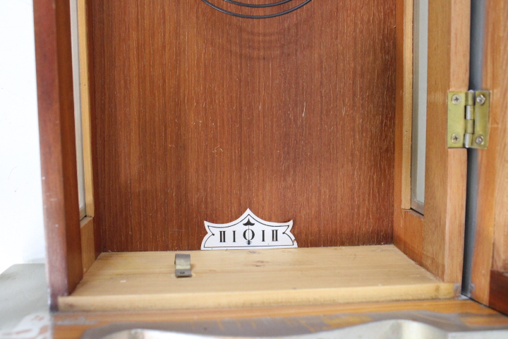 Houten wandklok met paardenornament – foto 12 – kavel bij GSD Auctions, Zoeterwoude