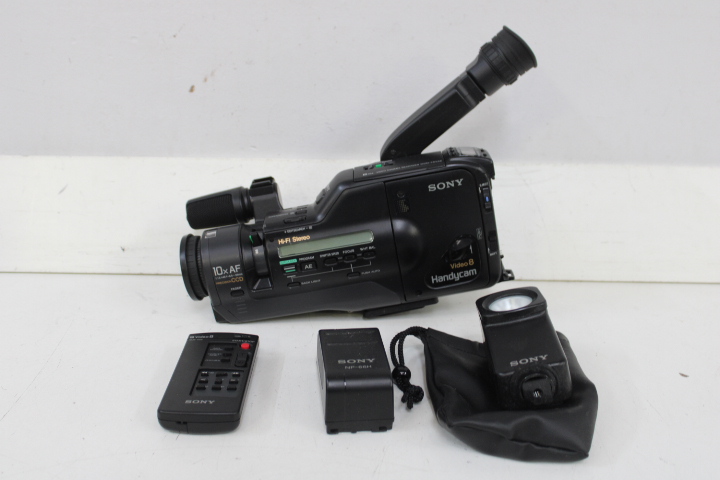 Sony Video8 Handycam camcorder met accessoires – foto 3 – kavel bij GSD Auctions, Zoeterwoude