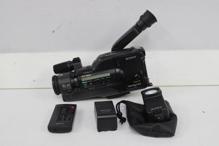 Sony Video8 Handycam camcorder met accessoires – foto 4 – kavel bij GSD Auctions, Zoeterwoude