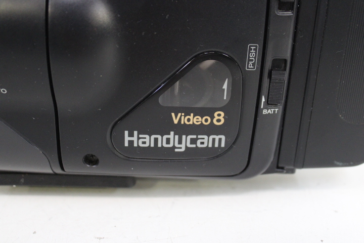 Sony Video8 Handycam camcorder met accessoires – foto 10 – kavel bij GSD Auctions, Zoeterwoude