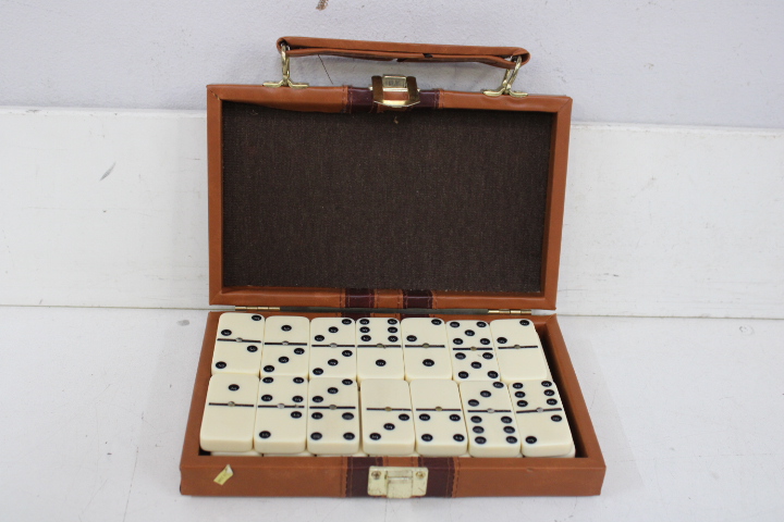 Domino set in bruine koffer – foto 3 – kavel bij GSD Auctions, Zoeterwoude