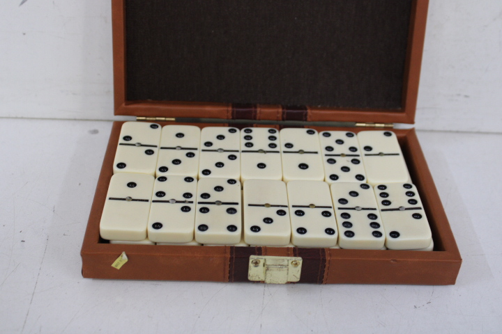 Domino set in bruine koffer – foto 4 – kavel bij GSD Auctions, Zoeterwoude
